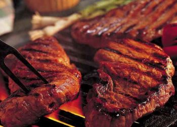 Ja çfarë i ndodh trupit kur konsumoni shumë mish