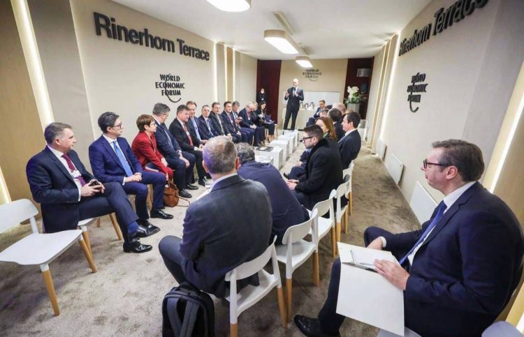 Forumi Ekonomik Botëror – Të gjithë bashkë, Vuçiqi i ulur prapa dhe i vetëm (FOTO)