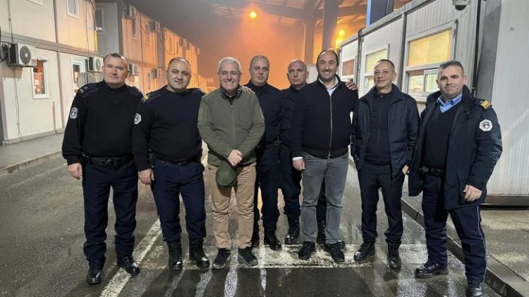 Sveçla takoi policët në Mitrovicë: Do të vazhdojmë punën e angazhimin tonë me përkushtim të plotë