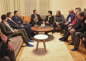 Kurti vizitoi familjet e Rexhep Malajt dhe Nuhi Berishës