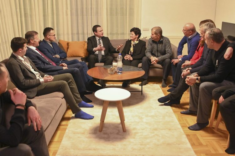 Kurti vizitoi familjet e Rexhep Malajt dhe Nuhi Berishës