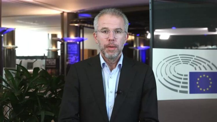 Eurodeputeti holandez bën thirrje që të votohet për liberalizimin e vizave për Kosovën