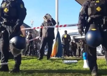 E bën sërish danezi Rasmus Paludan, djeg Kuranin para ambasadës turke në Kopenhagë (VIDEO)