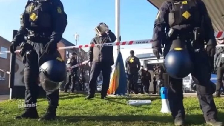 E bën sërish danezi Rasmus Paludan, djeg Kuranin para ambasadës turke në Kopenhagë (VIDEO)
