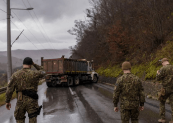 KFOR sot largon edhe disa kamionë që shërbyen si barrikada në veri, mbyllen dy rrugë