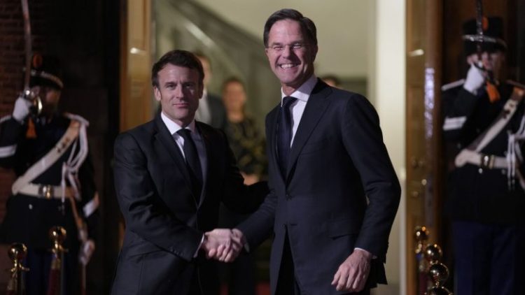 Macron nuk e përjashton mundësinë e dërgimit të aeroplanëve luftarakë në Ukrainë