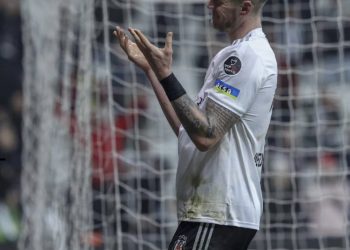 Arrihet marrëveshja, Man United e transferon yllin holandez