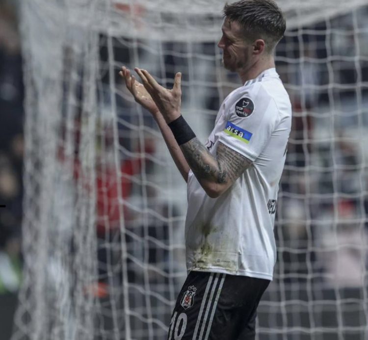 Arrihet marrëveshja, Man United e transferon yllin holandez