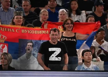 Skandal në “Australian Open”, babai i Novak Djokoviç del në foto me fansin që valëviste flamurin pro-rus