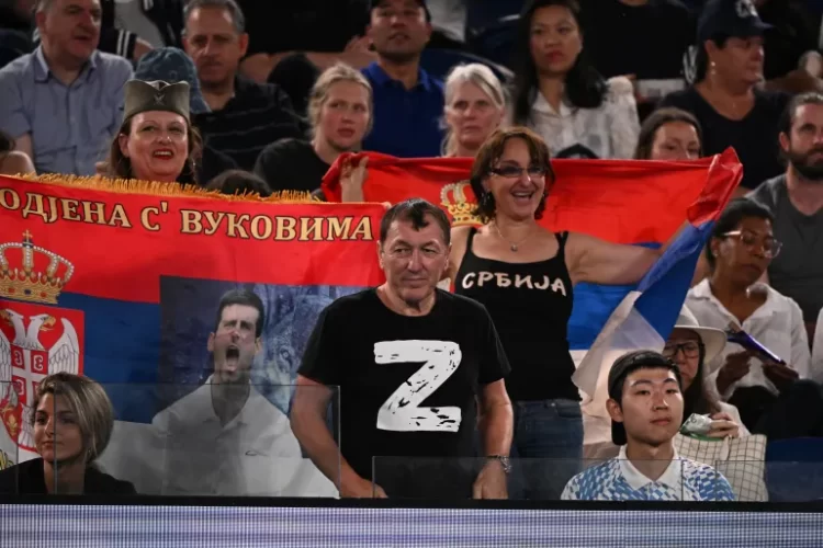 Skandal në “Australian Open”, babai i Novak Djokoviç del në foto me fansin që valëviste flamurin pro-rus