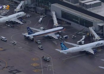 Një aeroplan në lëvizje godet aeroplanin bosh në pistën e aeroportit JFK në New York