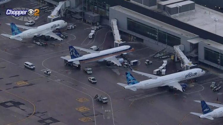 Një aeroplan në lëvizje godet aeroplanin bosh në pistën e aeroportit JFK në New York