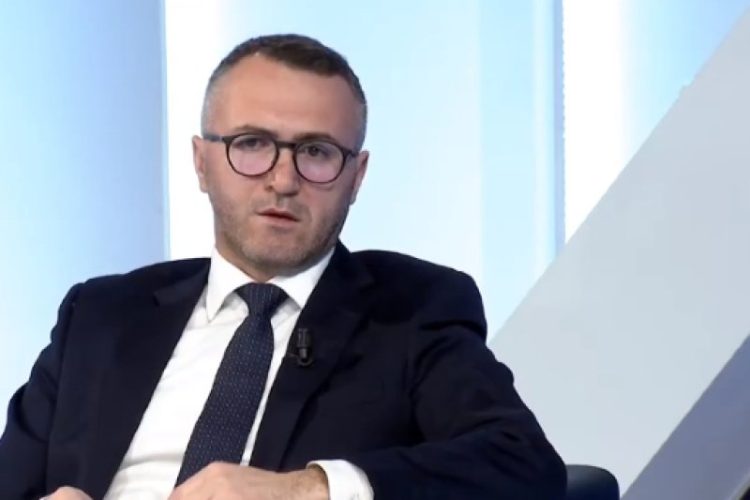 Këshilltari i kryeministrit Kurti, mesazh për Asociacionin përmes një bisede imagjinare Izetbegoviq-Holbrooke në parajsë