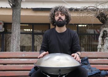 Kosovë, i riu turk tërheq vëmendje me instrumentin e tij muzikor “handpan”