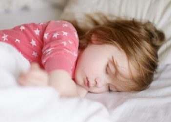 Sa orë duhet të flenë fëmijët sipas moshës së tyre?