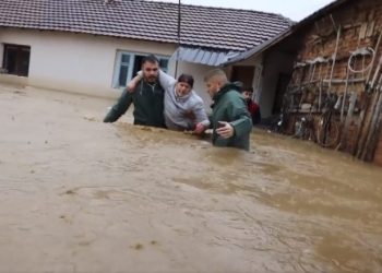Qytetarët heronj, shpëtojnë një qift të moshuar pas përmbytjeve në Skenderaj