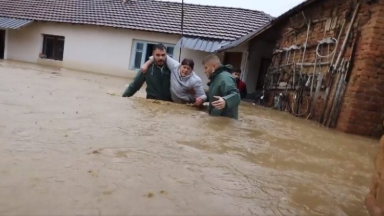 Qytetarët heronj, shpëtojnë një qift të moshuar pas përmbytjeve në Skenderaj