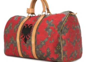 Rama pasi “Louis Vuitton” hodhi në treg çantën me flamurin shqiptar: ‘Flamuri më i bukur në botë’