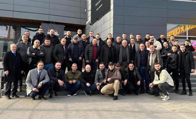 Gani Geci përcillet për në burg nga familjarët e tij