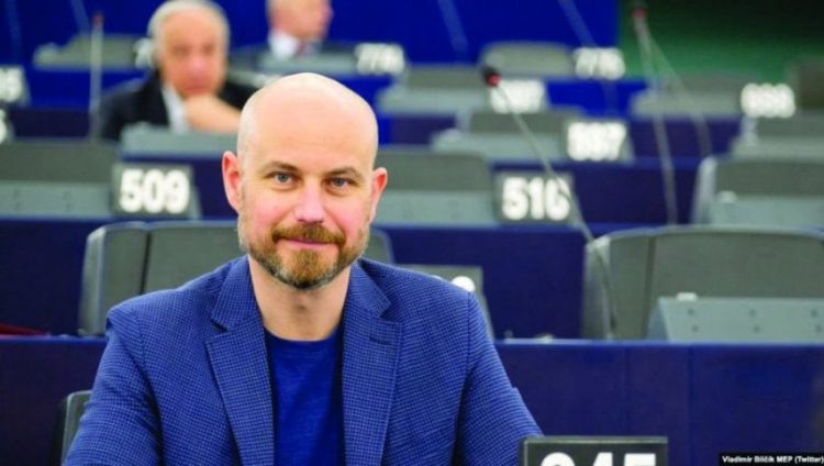 Serbët  sulmojnë raportuesin për Serbi, Vladimir Bulçik