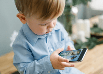 Katër arsye pse nuk duhet t’i jepni celularin fëmijës tuaj