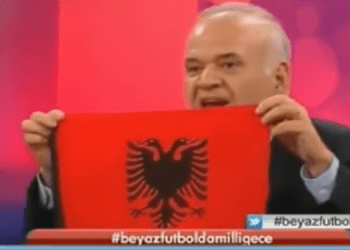 Analisti Turk habit gjithë botën me veprimin e tij, nxjerr flamurin shqiptar në emision, këta janë…! (Video)