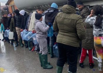 Ndërprerja e ujit në Mitrovicë për shkak të vërshimeve, banorët u furnizuan përmes cisternës