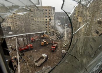 Publikohen pamjet kur raketa ruse godet ndërtesën kolektive në Dnipro, brenda të cilës humbën jetën 44 persona