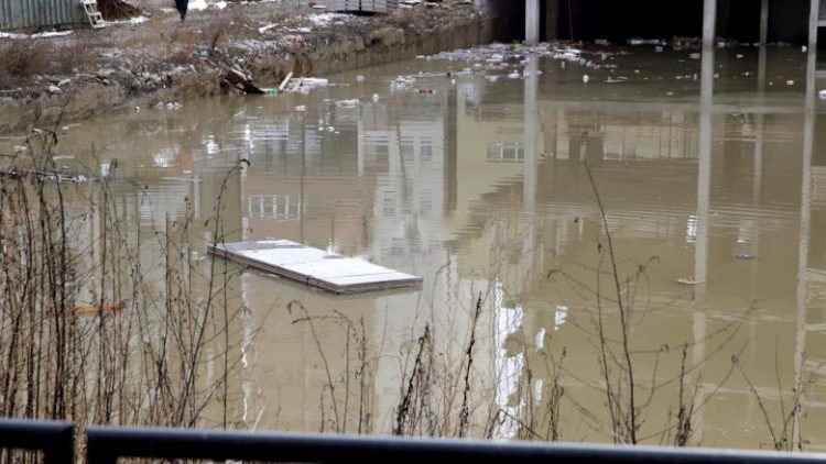 Policia apelon për kujdes në trafik: Shiu ka dëmtuar infrastrukturën rrugore në disa vende