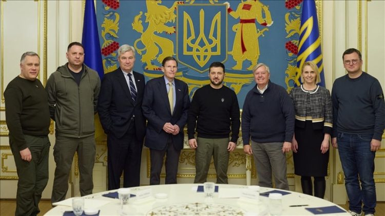 Senatorët amerikanë vizitojnë Kievin