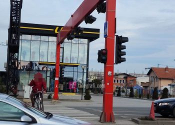 Semaforët në hyrje të Fushë Kosovës jashtë funksionimit, qytetarët ndihen të rrezikuar