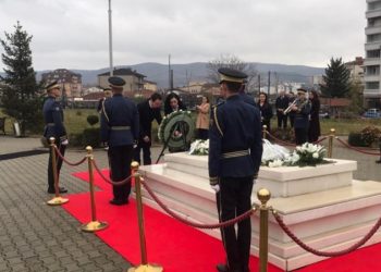 Kurti e Osmani nderojnë ish-presidentin Rugova