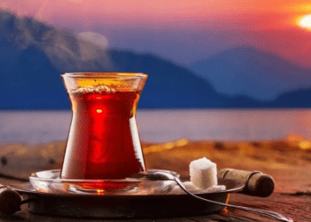 10 fakte për dobitë shëndetësore të çajit të zi