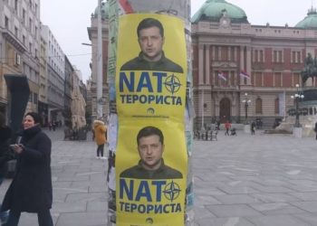 Zelensky “është terrorist i NATO-s”, në Beograd shfaqen postera