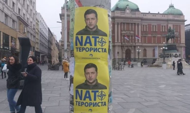 Zelensky “është terrorist i NATO-s”, në Beograd shfaqen postera
