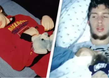 Burri që mbijetoi më shumë se 10 vjet në koma, zgjohet për të treguar historinë e rrallë