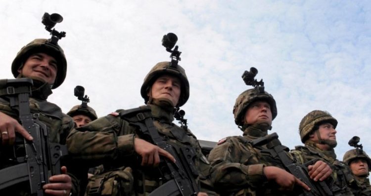 Polonia rekruton numër “rekord” të ushtarëve pas pushtimit rus të Ukrainës