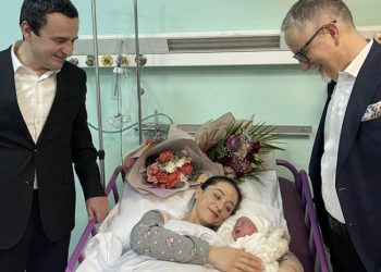 Kurti e Vitia vizitojnë foshnjen e parë të vitit 2023