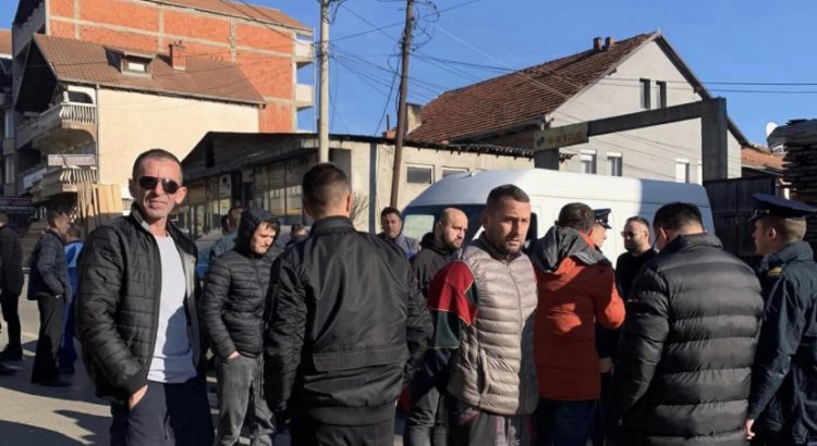 Aksidentetet e shpeshta në “Kodrën e Trimave”: Banorët bllokojnë rrugën, kërkojnë zgjidhje nga Komuna dhe Policia