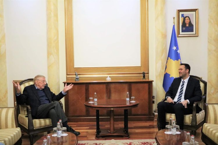 Konjufca takohet me Walkerin, bisedojnë për të kaluarën dhe të arriturat e Kosovës
