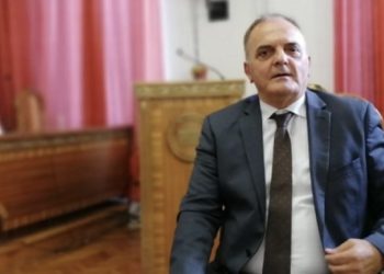 Dr. Martin Berishaj provon të sqarohet në Facebook, e bën ‘skllotë’