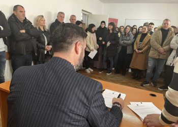 107 studentë nga Lugina pranojnë bursa prej 1 mijë eurosh të financuara nga Kosova