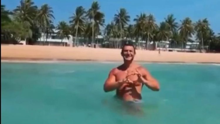 Deputeti përjashtohet prej partisë së Zelenskyt – shkoi për ‘pushime’ në Tajlandë në mes të luftës me Rusinë