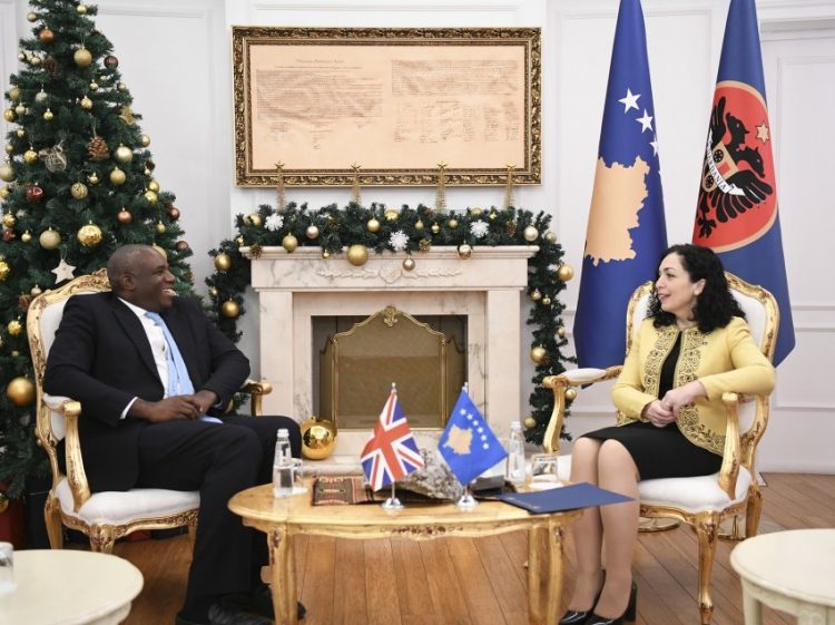 Deputeti britanik David Lammy pritet në takim zyrtar nga Osmani