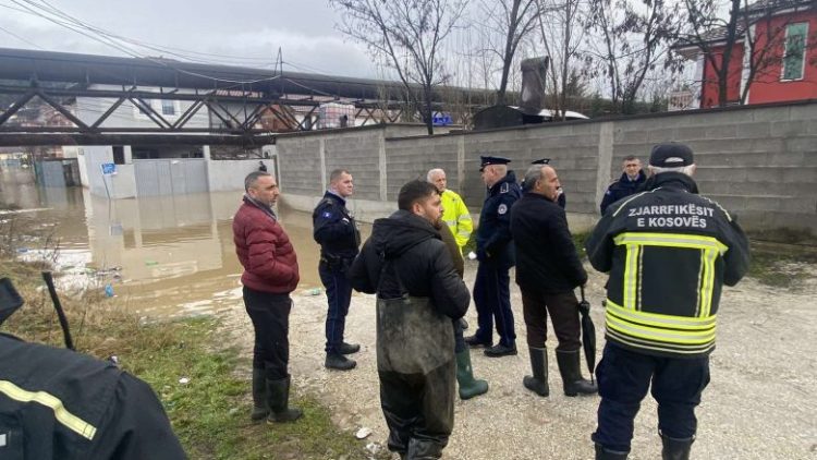 Policia në terren rreth situatës me të reshurat e shiut, probleme do të ketë në rajonin e Mitrovicës