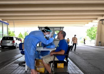 Rriten rastet me COVID-19 në Greqi