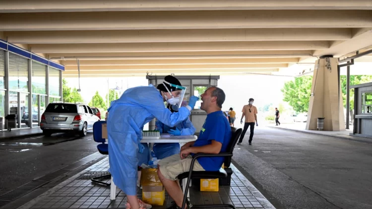 Rriten rastet me COVID-19 në Greqi