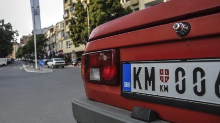 Në veri të Mitrovicës ri-regjistrohen veturat me targa ilegale “KM”