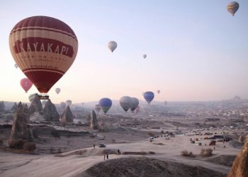 Turistë të shumtë shijuan fluturimin me balona në Kapadokya në ditën e parë të vitit 2023