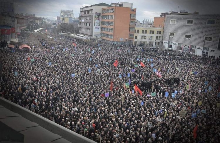Politikani nga Shqipëria e qorton Bashkësinë Ndërkombëtarë për trysninën ndaj Kosovës